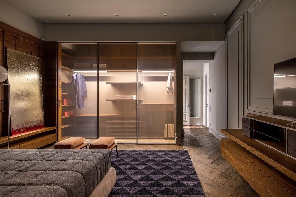 Відкритий гардероб у спальні Відкритий гардероб у спальні