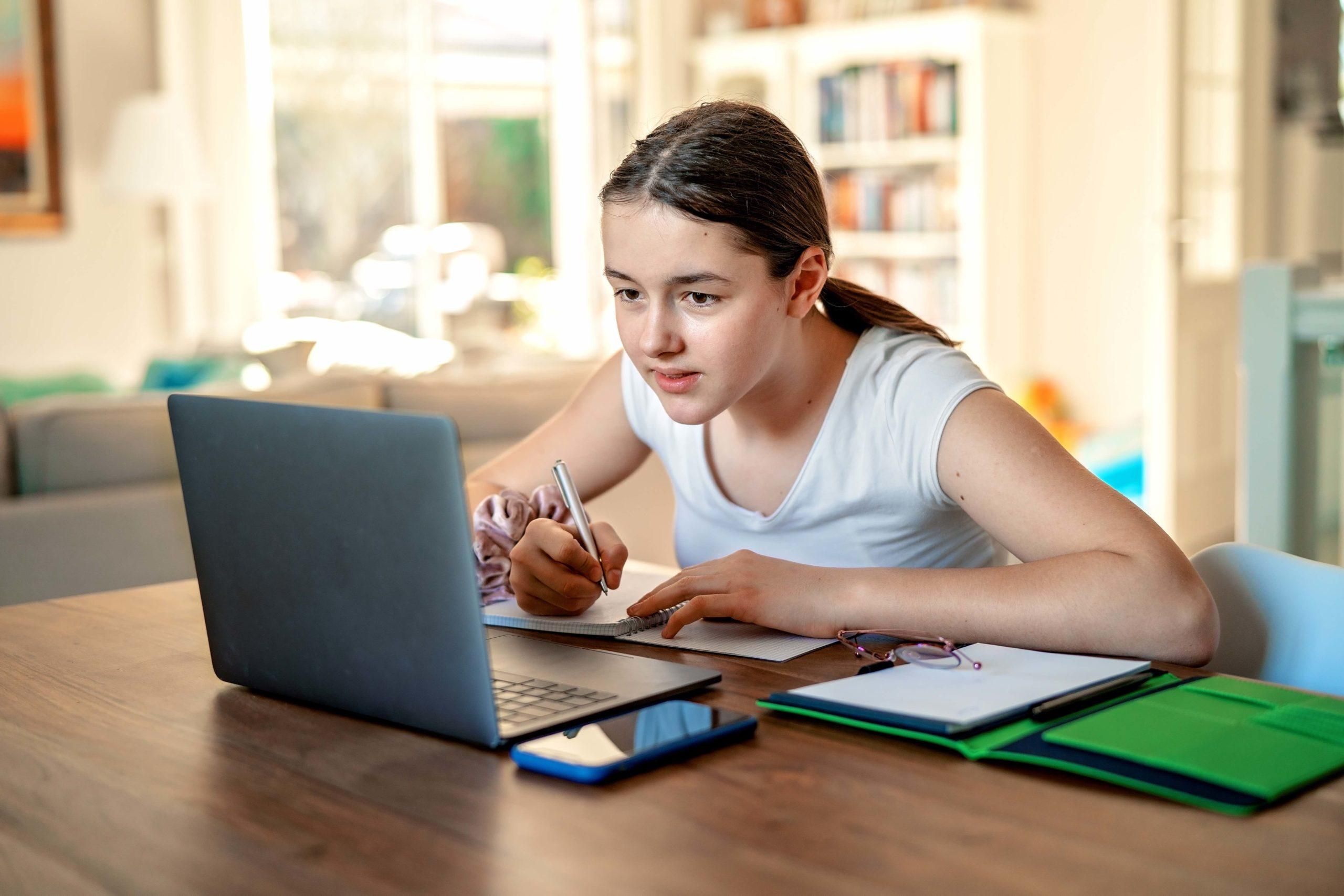 Домашние уроки сайт. Подросток за компьютером. Подросток с ноутбуком. Домашнее образование. Девочка подросток с ноутбуком.
