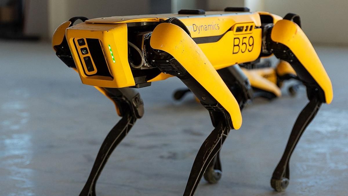 Робопес Spot напугал прохожих самостоятельно прогуливаясь по улице: видео Робопес Spot напугал прохожих самостоятельно прогуливаясь по улице: видео