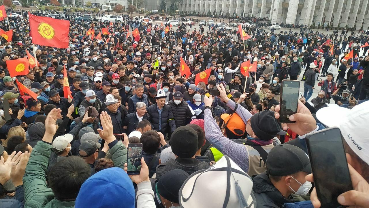  Во время протестов в Кыргызстане начались кровавые столкновения