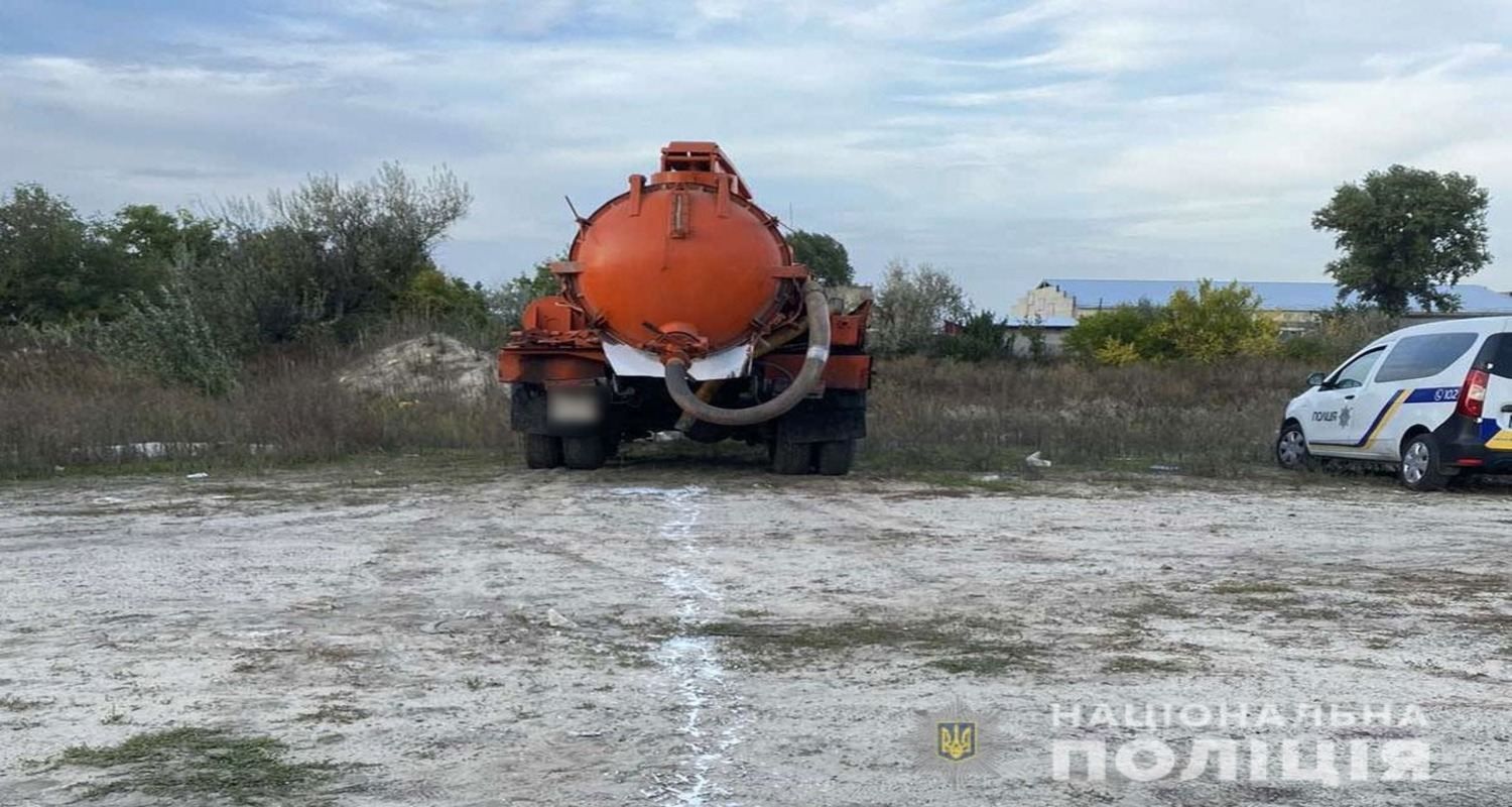 На Полтавщині зливали нечистоти в полі: фото На Полтавщині зливали нечистоти в полі: фото