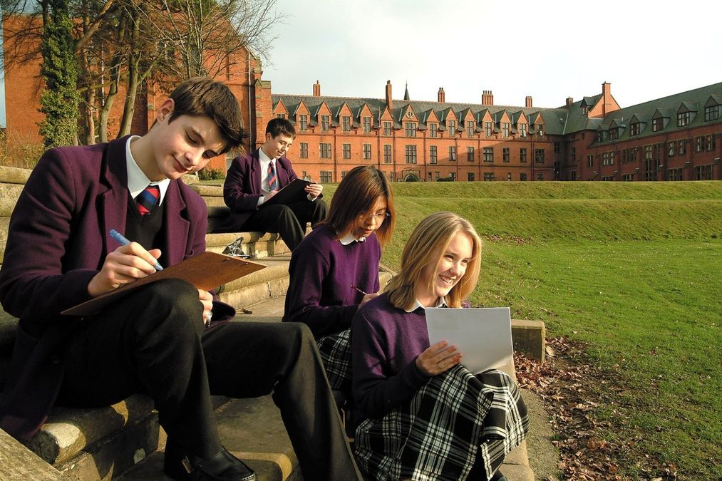 British school year. Кембридж университет студенты. Средняя школа в Англии. Образование в Великобритании средняя школа. Система образования в Великобритании средняя школа.