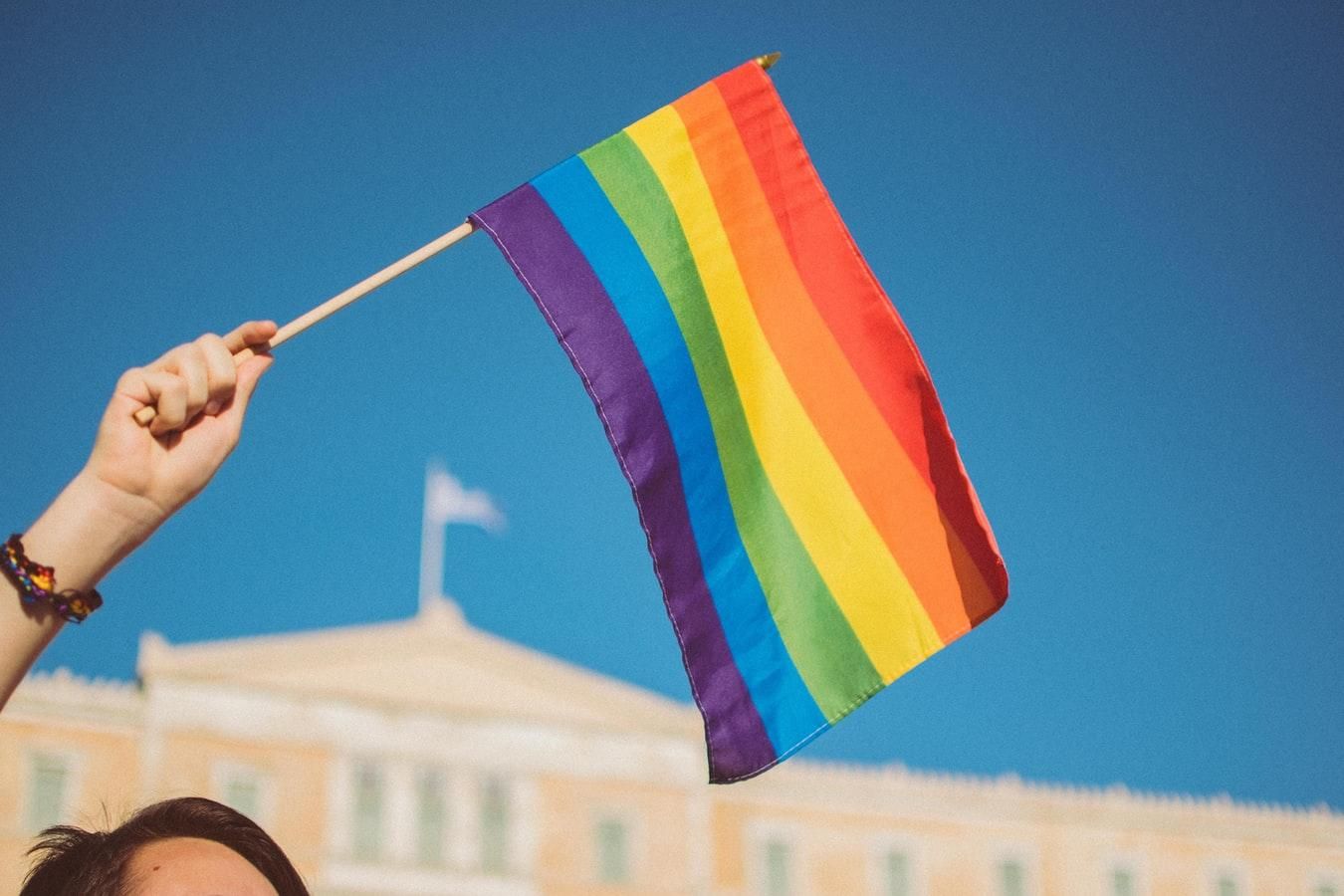 В РФ арестовали активиста, который развешивал флаги ЛГБТ в Москве