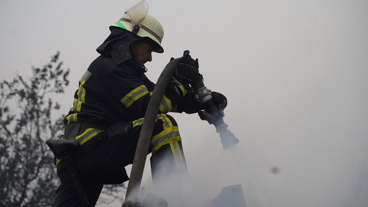 Известно состояние спасателя, пострадавшего в пожарах на Луганщине