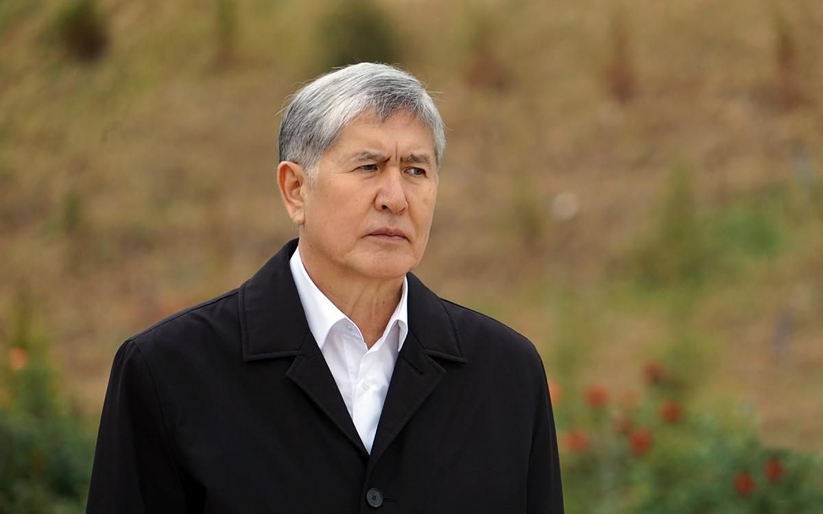 В Кыргызстане силовики ворвались в дом экс-президента Атамбаева и его задержали