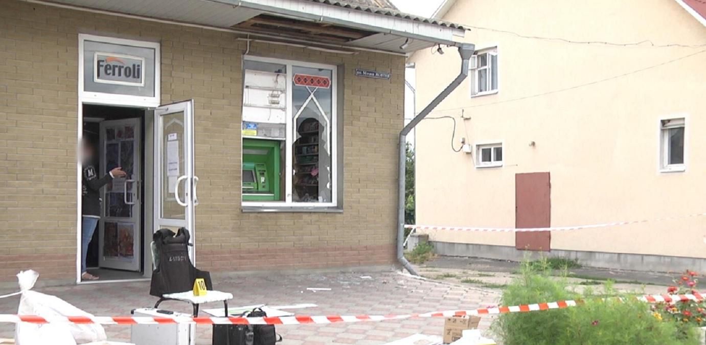 Мужчина и его несовершеннолетняя напарница грабили банкоматы в 4 областях: фото, видео Мужчина и его несовершеннолетняя напарница грабили банкоматы в 4 областях: фото, видео