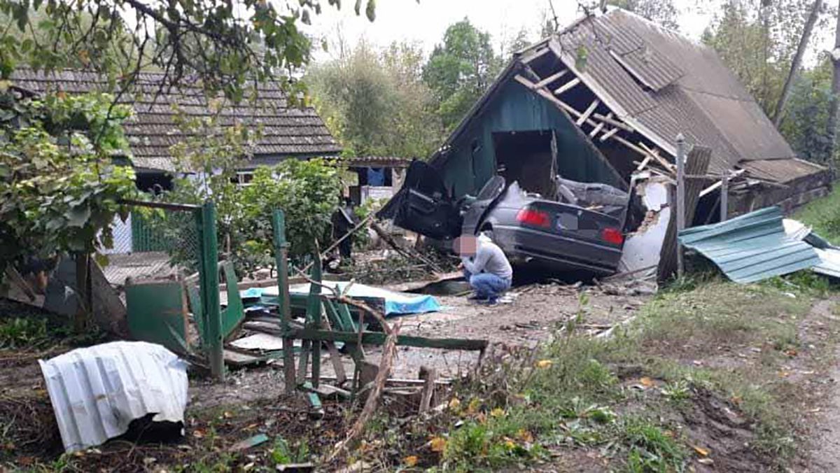 Автівка влетіла у сарай на Вінниччині: двоє людей загинули – фото