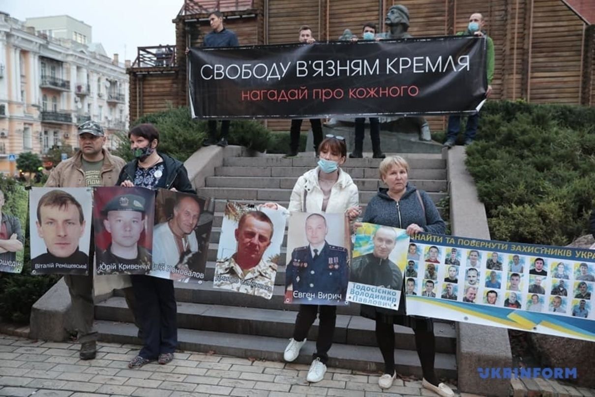 Нагадай про кожного: в Києві пройшла акція на підтримку бранців Кремля – фото
