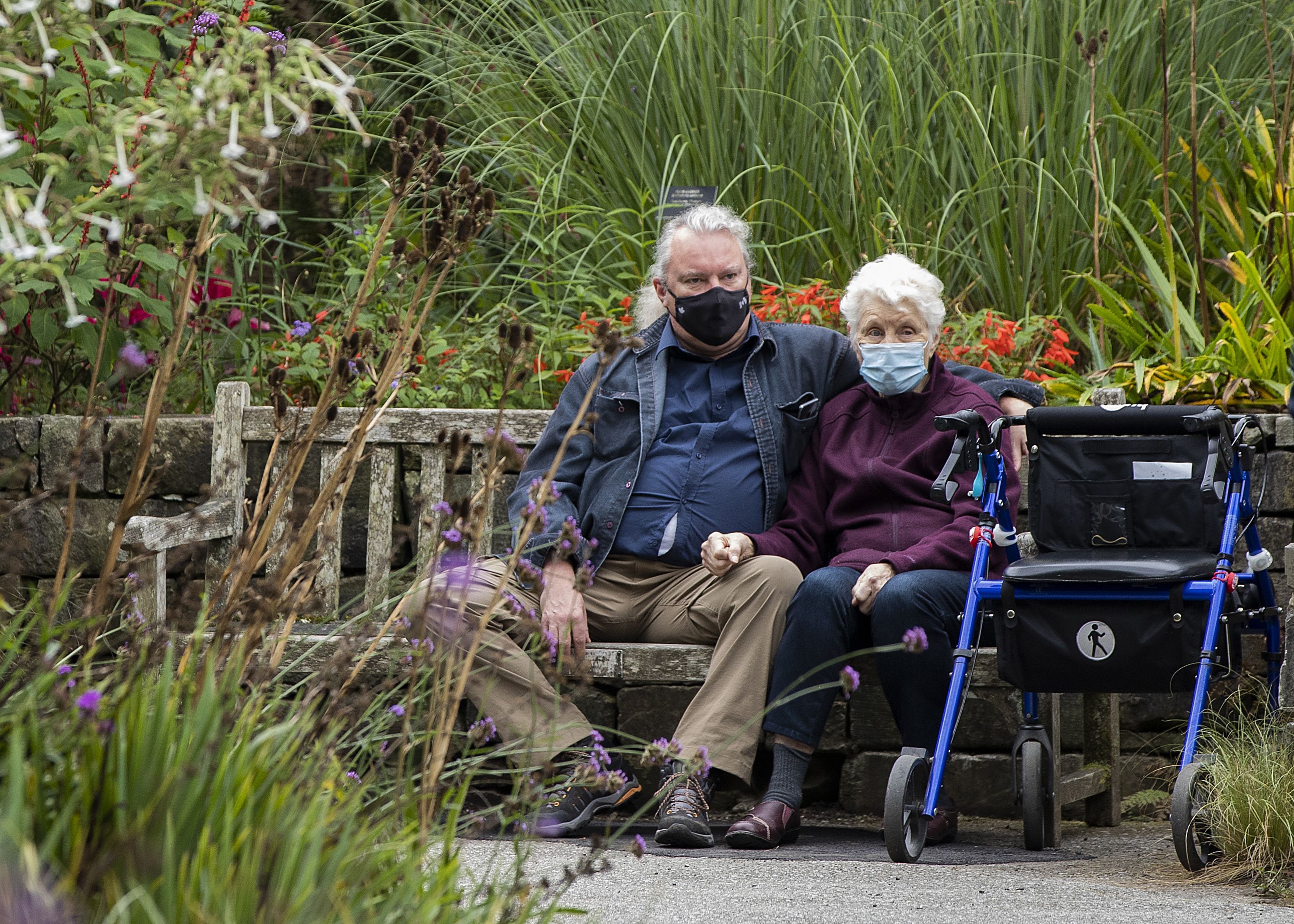 В Польше из-за вспышки COVID-19 вводят часы пожилых людей В Польше из-за вспышки COVID-19 вводят часы пожилых людей