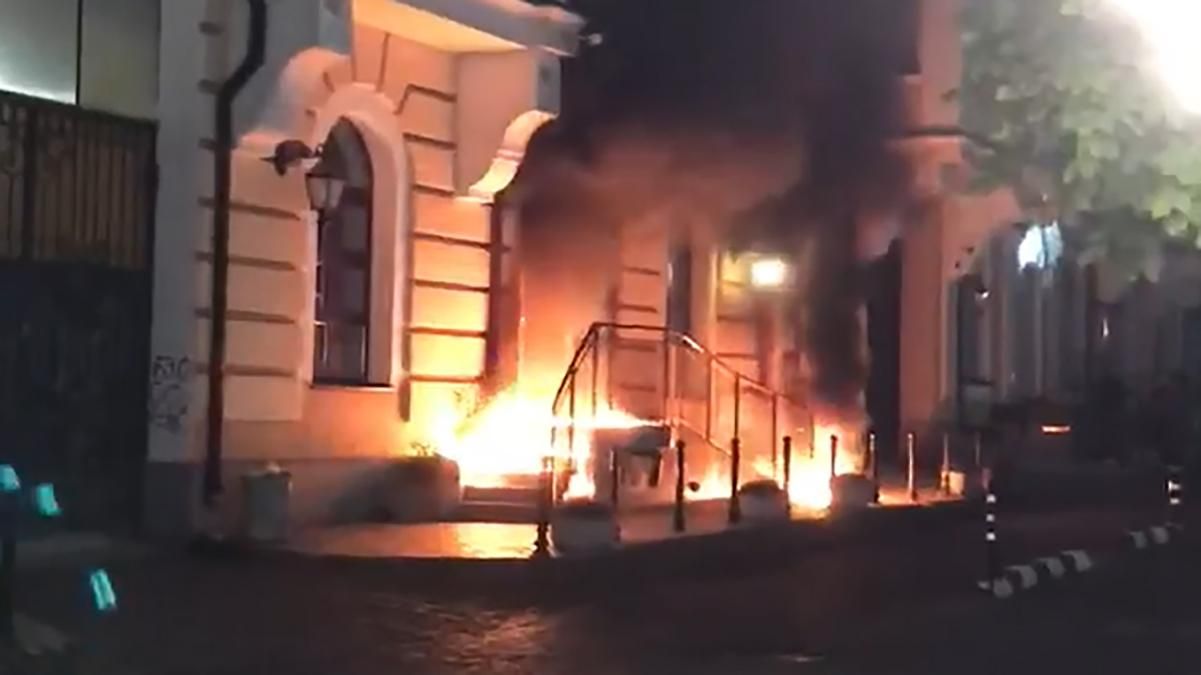В Киеве на Воздвиженке 10 октября 2020 неизвестный облил дом какой-то жидкостью и поджег его: видео