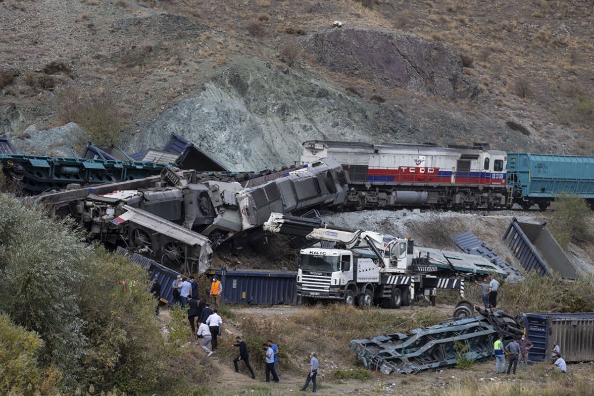 Авария грузовых поездов в Турции 10.10.2020 фото