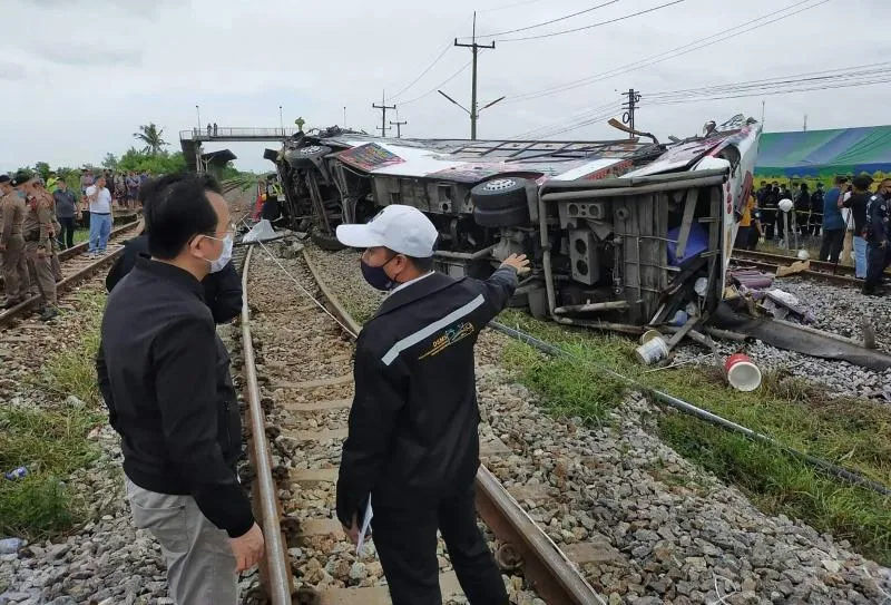 У Таїланді автобус зіткнувся з поїздом
