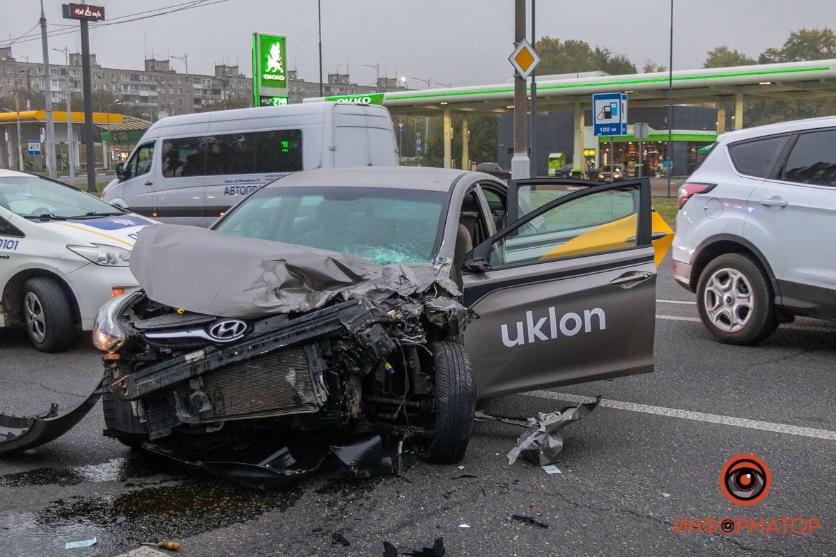  В Днепре 11 октября таксист Uklon заснул и въехал в микроавтобус видео