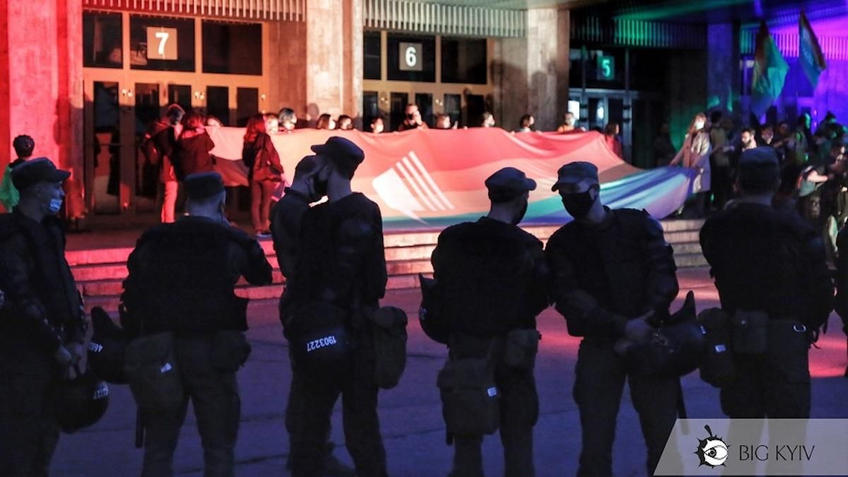 Активісти ЛГБТ та Нацкорпусу вийшли на мітинг під Гулівер: фото Активісти ЛГБТ та Нацкорпусу вийшли на мітинг під Гулівер: фото