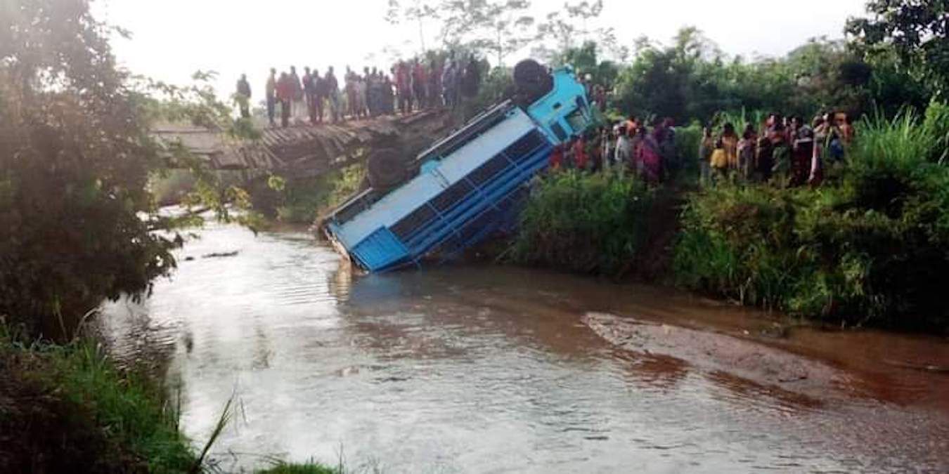 Ехали на свадьбу: в Бурунди под автобусом обрушился мост, 16 погибших