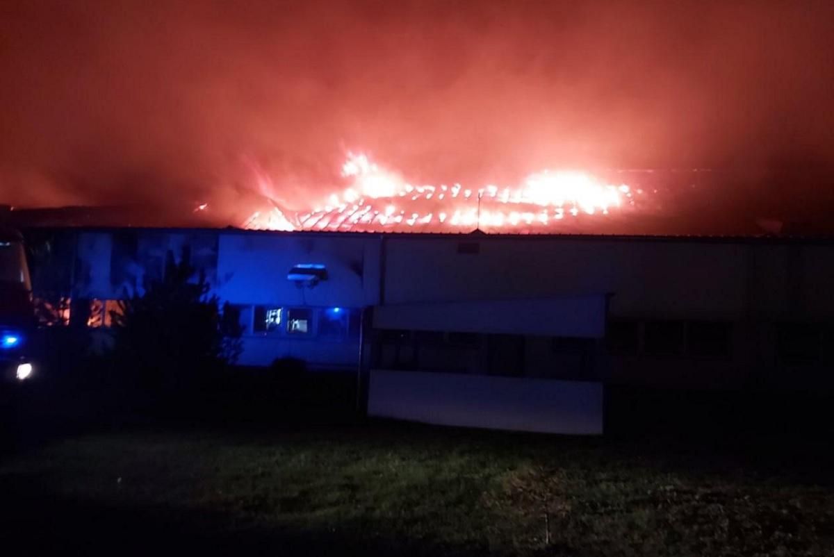 В Мукачево горела лыжная фабрика Тиса 12.10.2020: фото