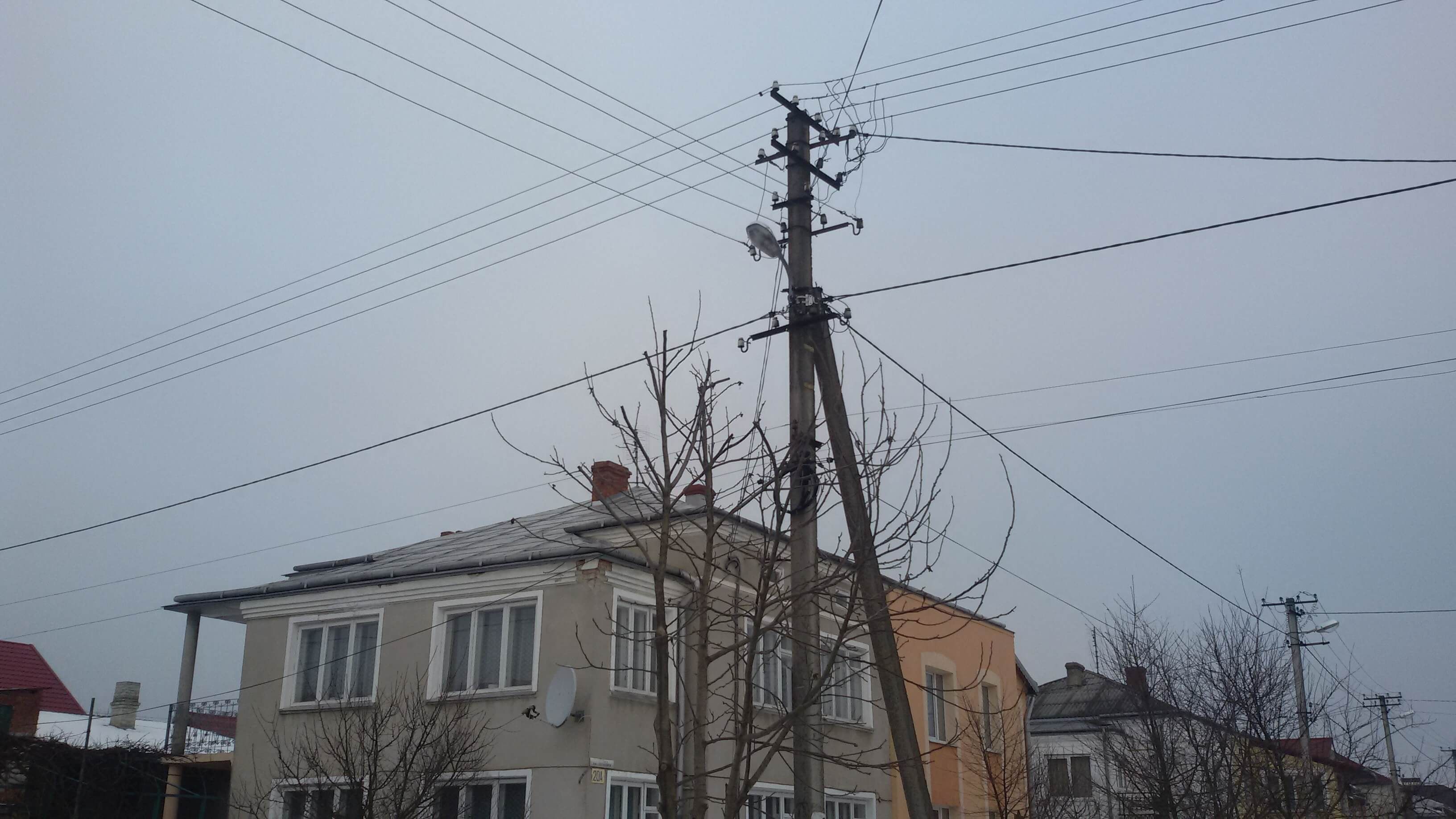 Місцевий Супермен: у Миколаєві чоловік по дротах пересувався між будинками – відео Місцевий Супермен: у Миколаєві чоловік по дротах пересувався між будинками – відео