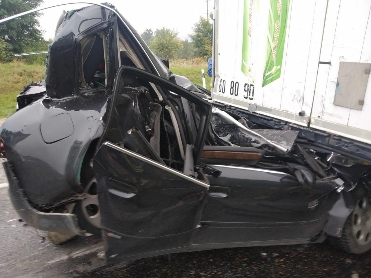 На Львівщині зіткнулись легковик та 2 вантажівки: водій загинув – фото На Львівщині зіткнулись легковик та 2 вантажівки: водій загинув – фото