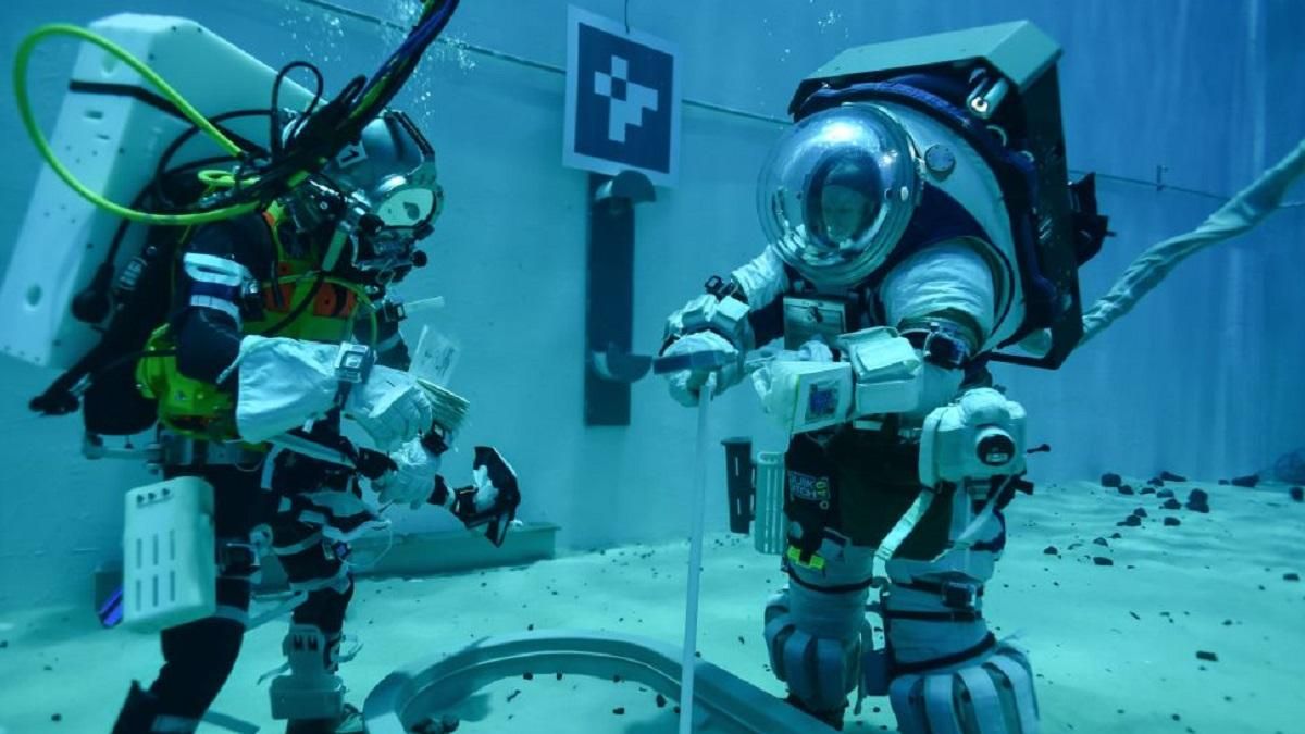 Астронавти NASA вперше протестували скафандри для польоту на Місяць: відео Астронавти NASA вперше протестували скафандри для польоту на Місяць: відео