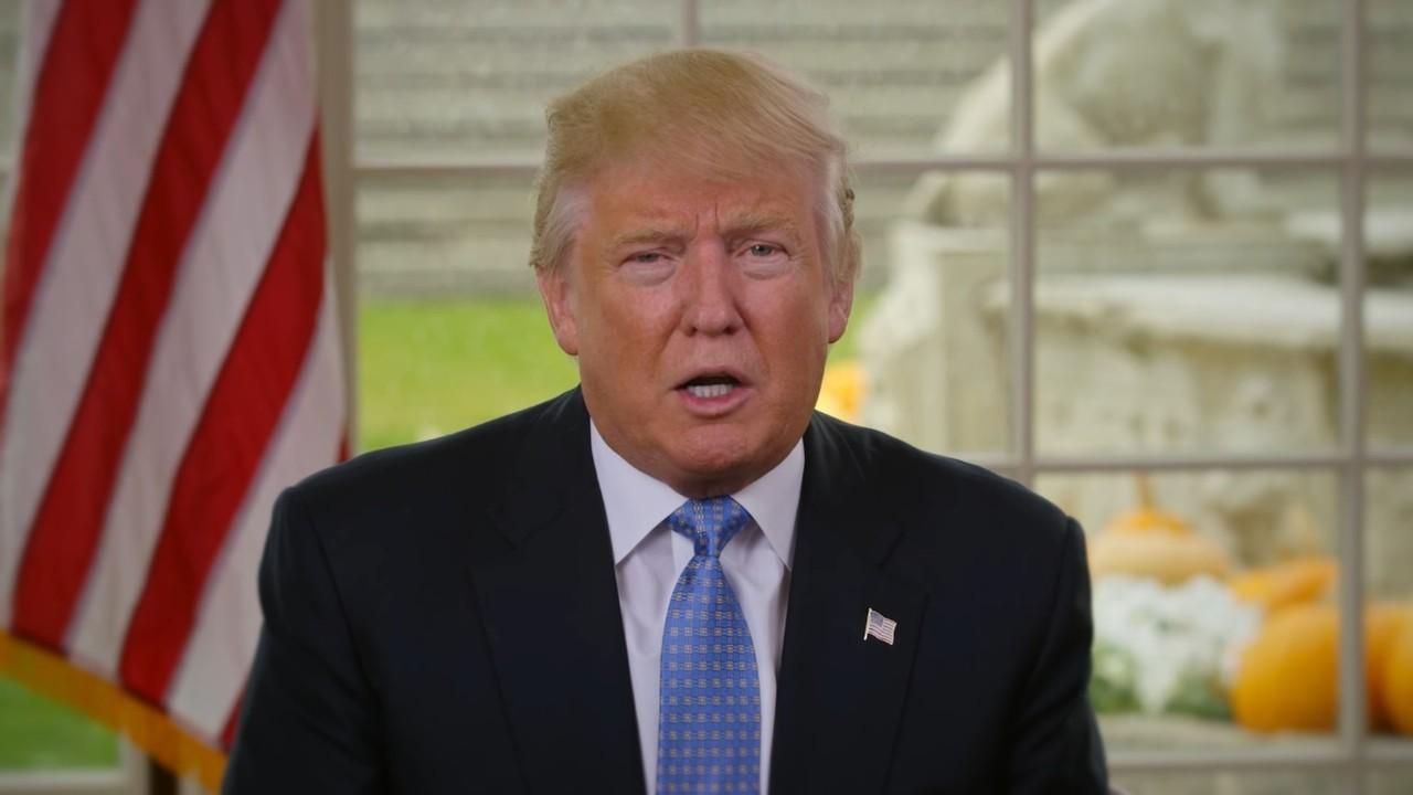 Трамп хотел после выписки из больницы выйти в футболке с Суперменом Трамп хотел после выписки из больницы выйти в футболке с Суперменом