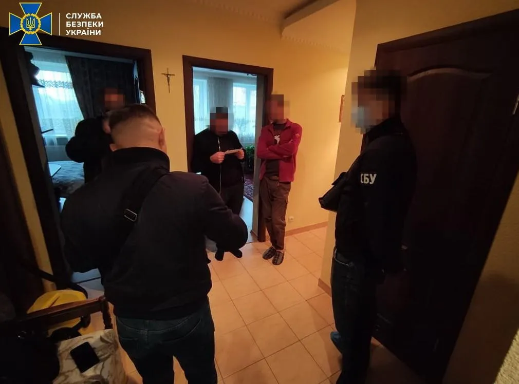 Обшуки у помешканнях організаторів схеми підробки документів Обшуки у помешканнях організаторів схеми підробки документів