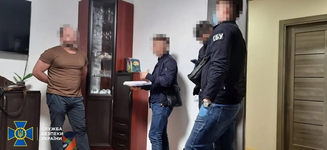 Обшуки у помешканнях організаторів схеми / Фото СБУ Обшуки у помешканнях організаторів схеми / Фото СБУ