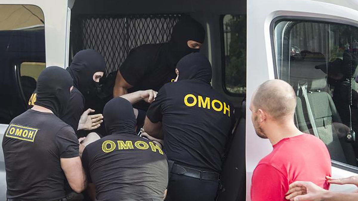 Окружили и били дубинками: видео пыток белорусских протестующих