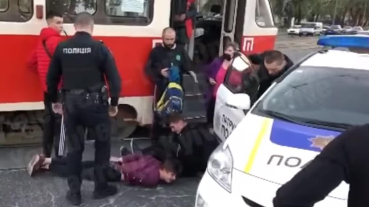У Києві патрульні затримали підлітків, які вибили вікна трамваю