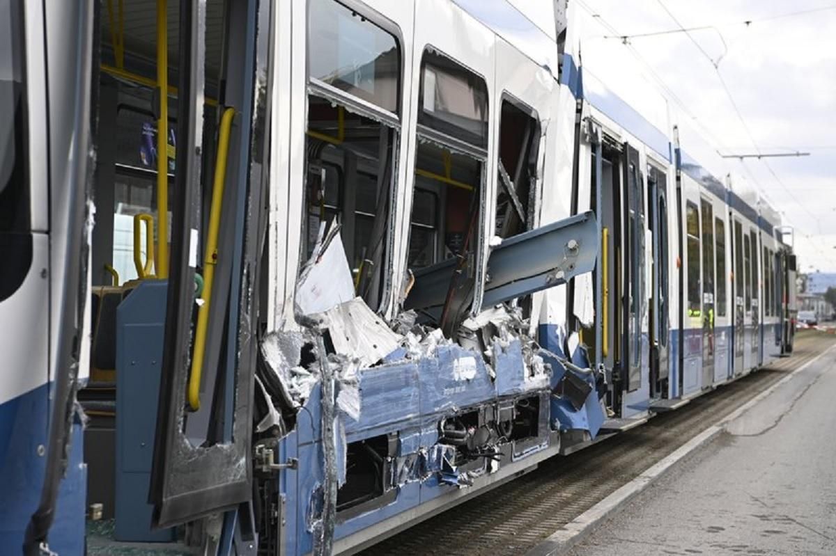 Авария в Цюрихе: грузовик врезался в трамвай - фото