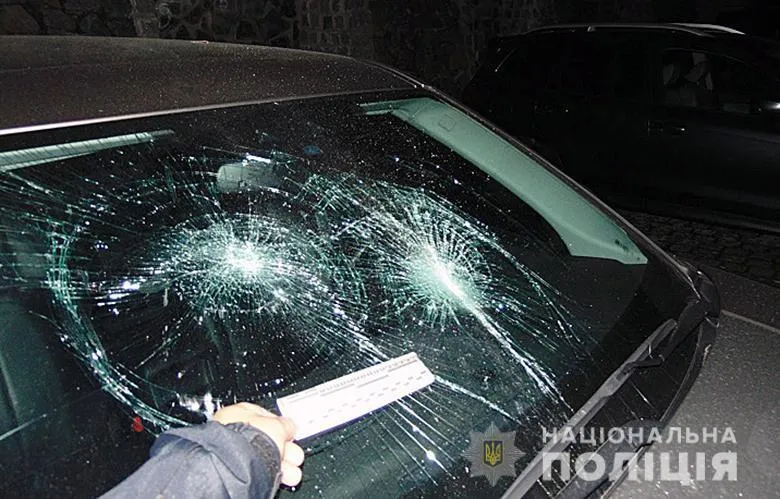 Підозрюваного затримали біля розтрощених автівок Підозрюваного затримали біля розтрощених автівок