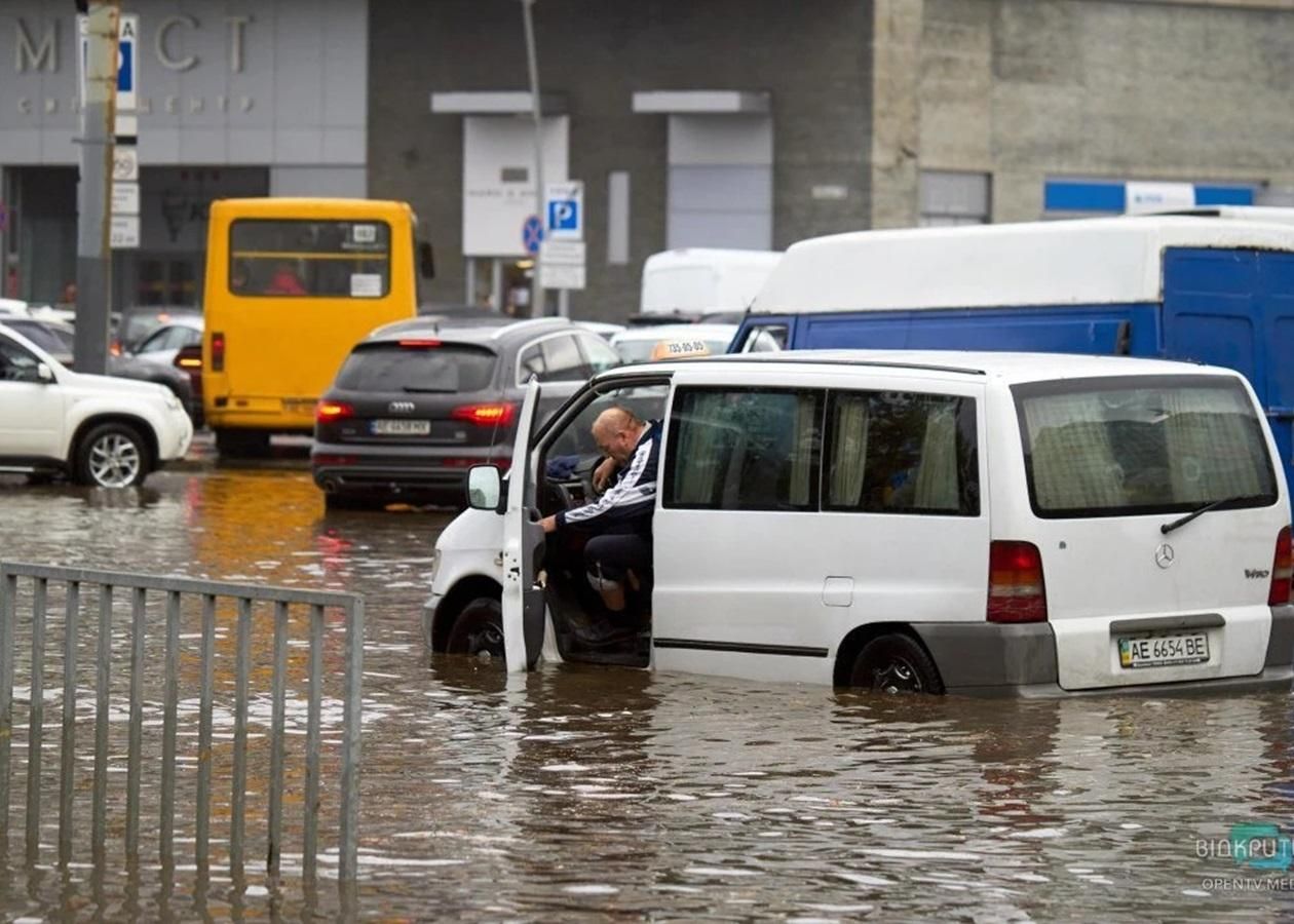 Негода у Дніпрі 11.10.2020: вулиці міста пішли під воду – фото