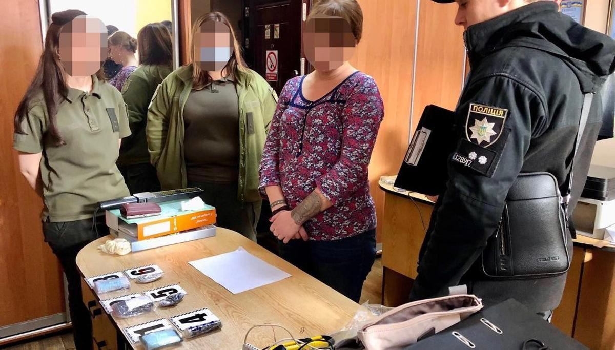В Одесі спіймали лікарку, яка намагалася пронести наркотики до СІЗО