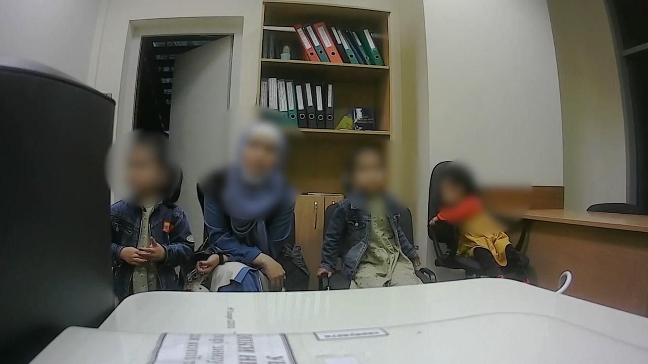 Во Львове задержали женщину с фальшивым паспортом и 3 детьми - видео