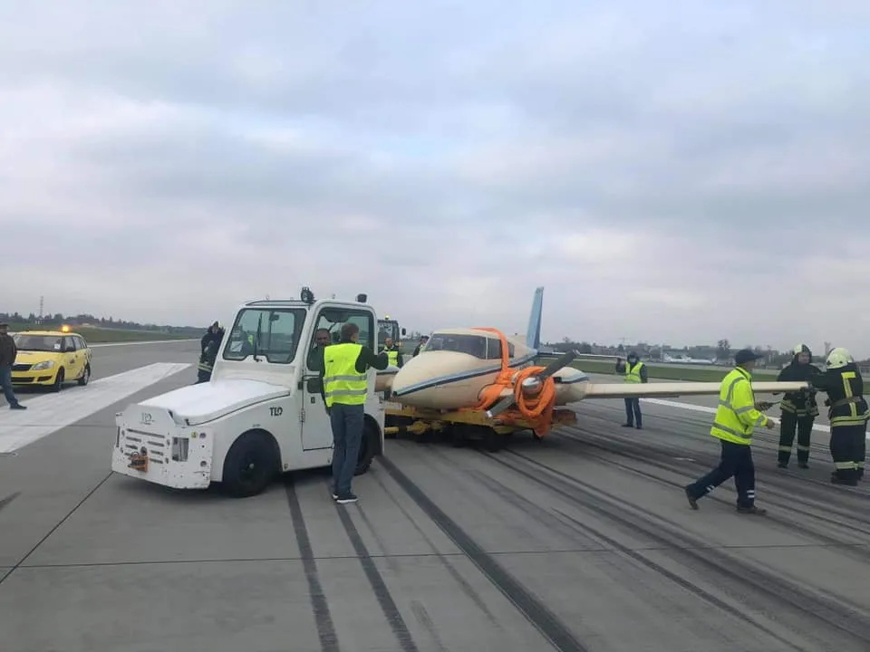  у львівському аеропорту пошкодився літак під час посадки
