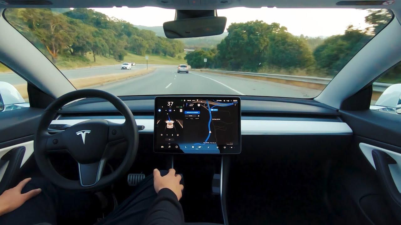 Tesla запускає бета-версію функції повного автопілота