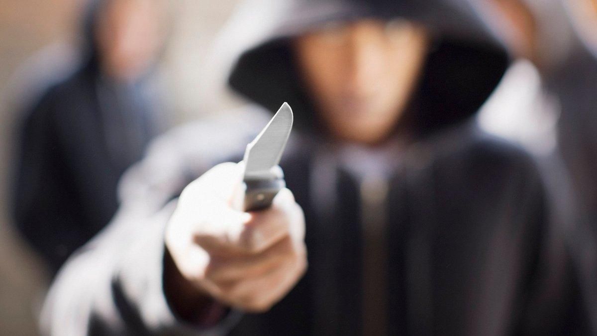 Напали с ножом на прохожего: во Львове задержали грабителей - фото