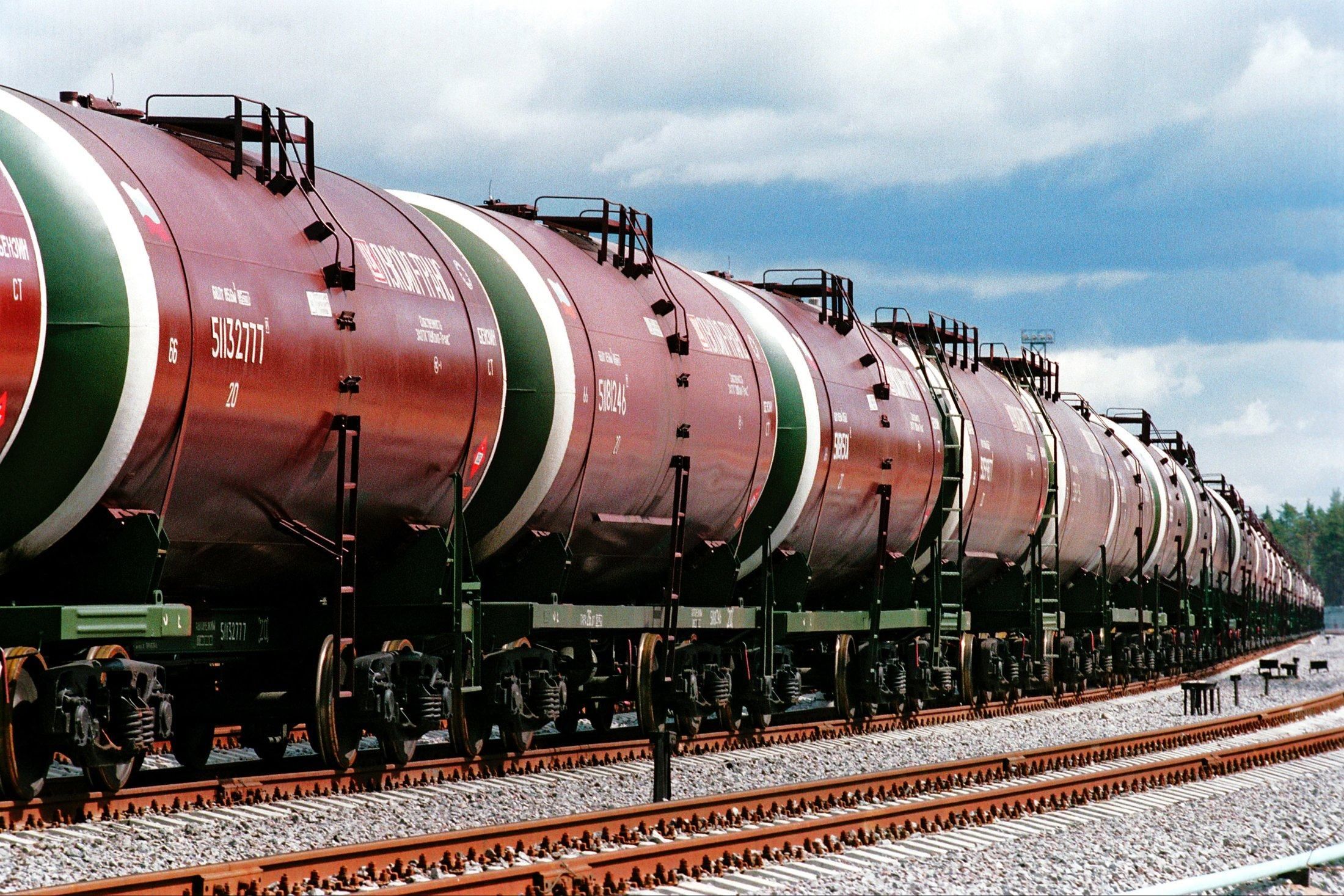 Россия разрешила экспортировать нефтепродукты в Украину: с чего именно сняли запрет