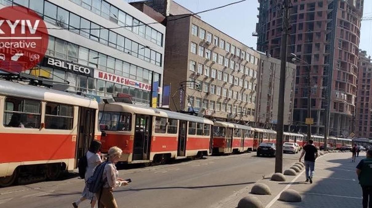 Масштабное ДТП парализовало движение трамваев на Подоле Масштабное ДТП парализовало движение трамваев на Подоле