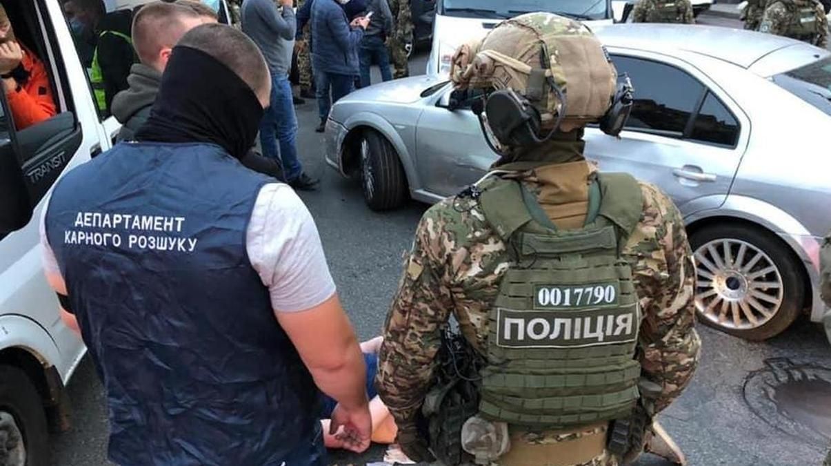 В центре Киева со стрельбой задержали вооруженных иностранцев: эффектное видео