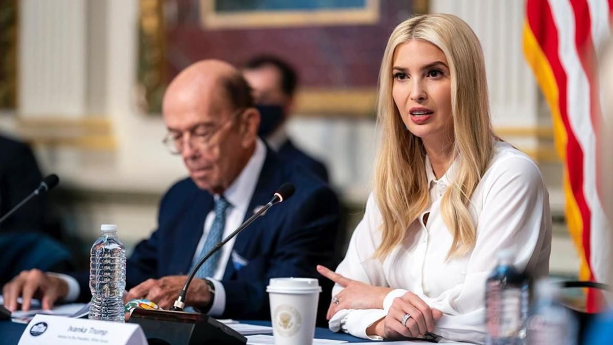 У блузці в горох і найстильніших штанах сезону: Іванка Трамп показала ідеальний образ – фото