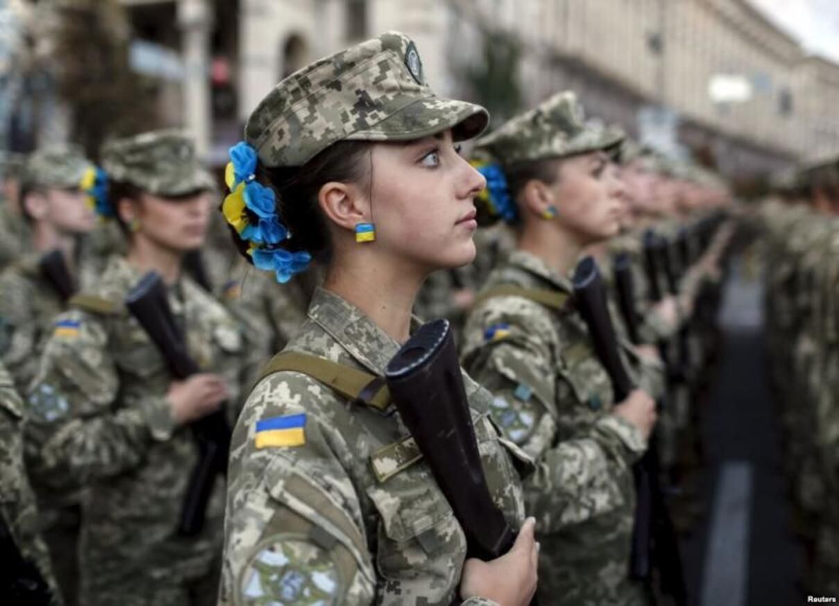 Скільки жінок служать в українській армії