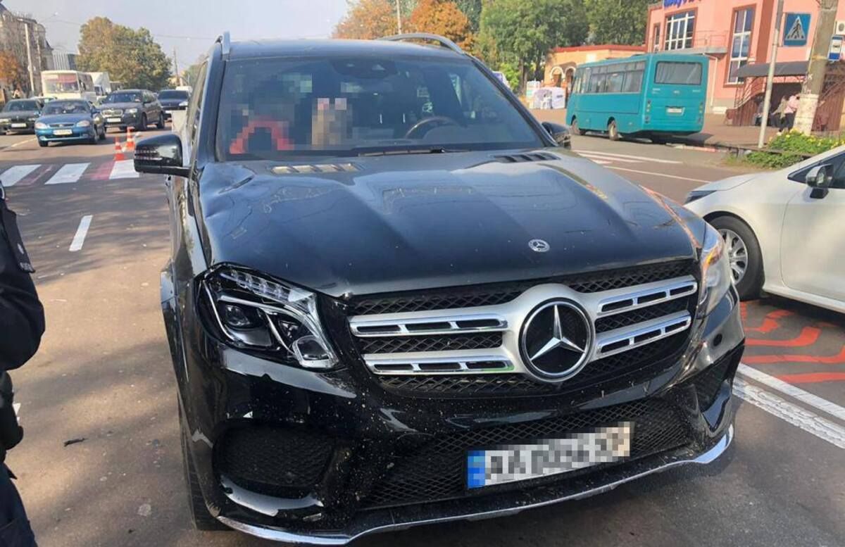 Работница прокуратуры Киева сбила на переходе школьницу: фото Работница прокуратуры Киева сбила на переходе школьницу: фото