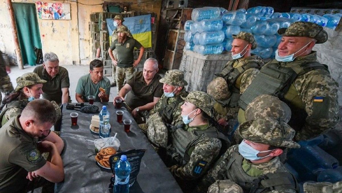 Зеленский ко Дню защитника посетил военных в зоне ООС Зеленский ко Дню защитника посетил военных в зоне ООС