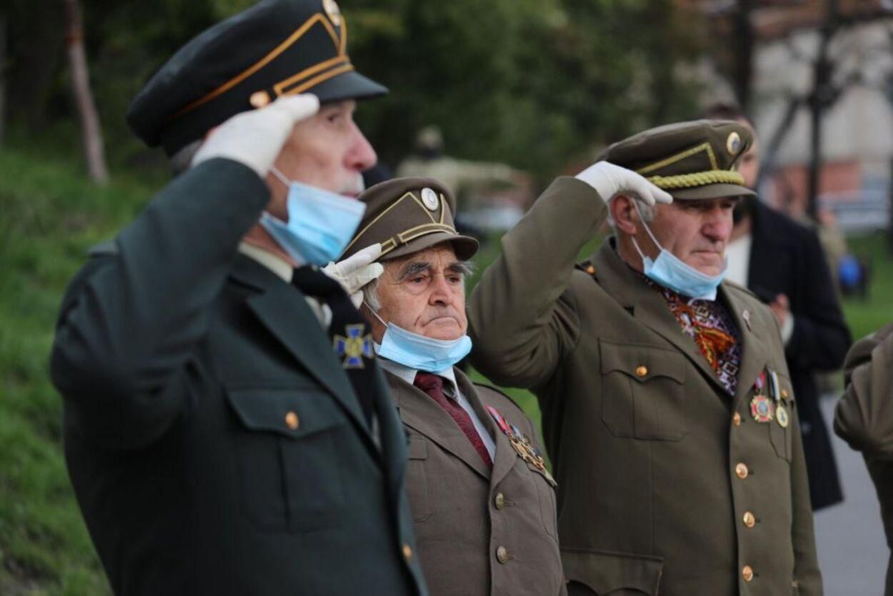 Во Львове ветераны УПА подняли флаг на мемориале Героев Небесной Сотни