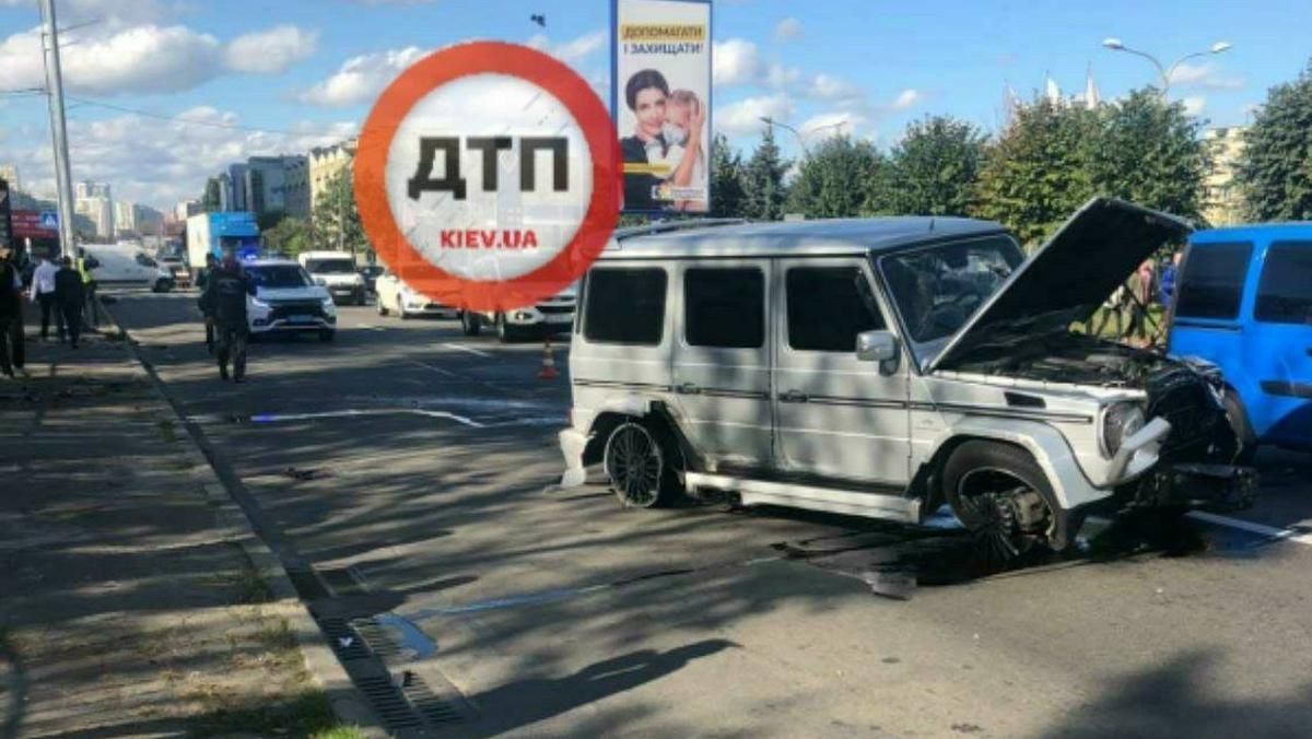 В Киеве произошло ДТП между Mercedes G 55 AMG и микроавтобусом Renault