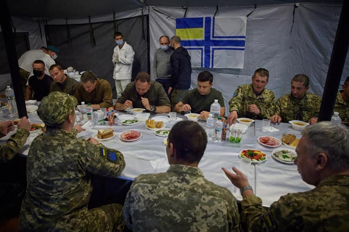  Ермак прокомментировал пустые тарелки военных за столом с Зеленским