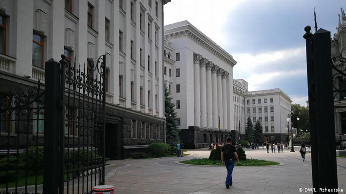 Под Офисом Президента неизвестные развернули антисемитский баннер: что говорят в полиции Под Офисом Президента неизвестные развернули антисемитский баннер: что говорят в полиции