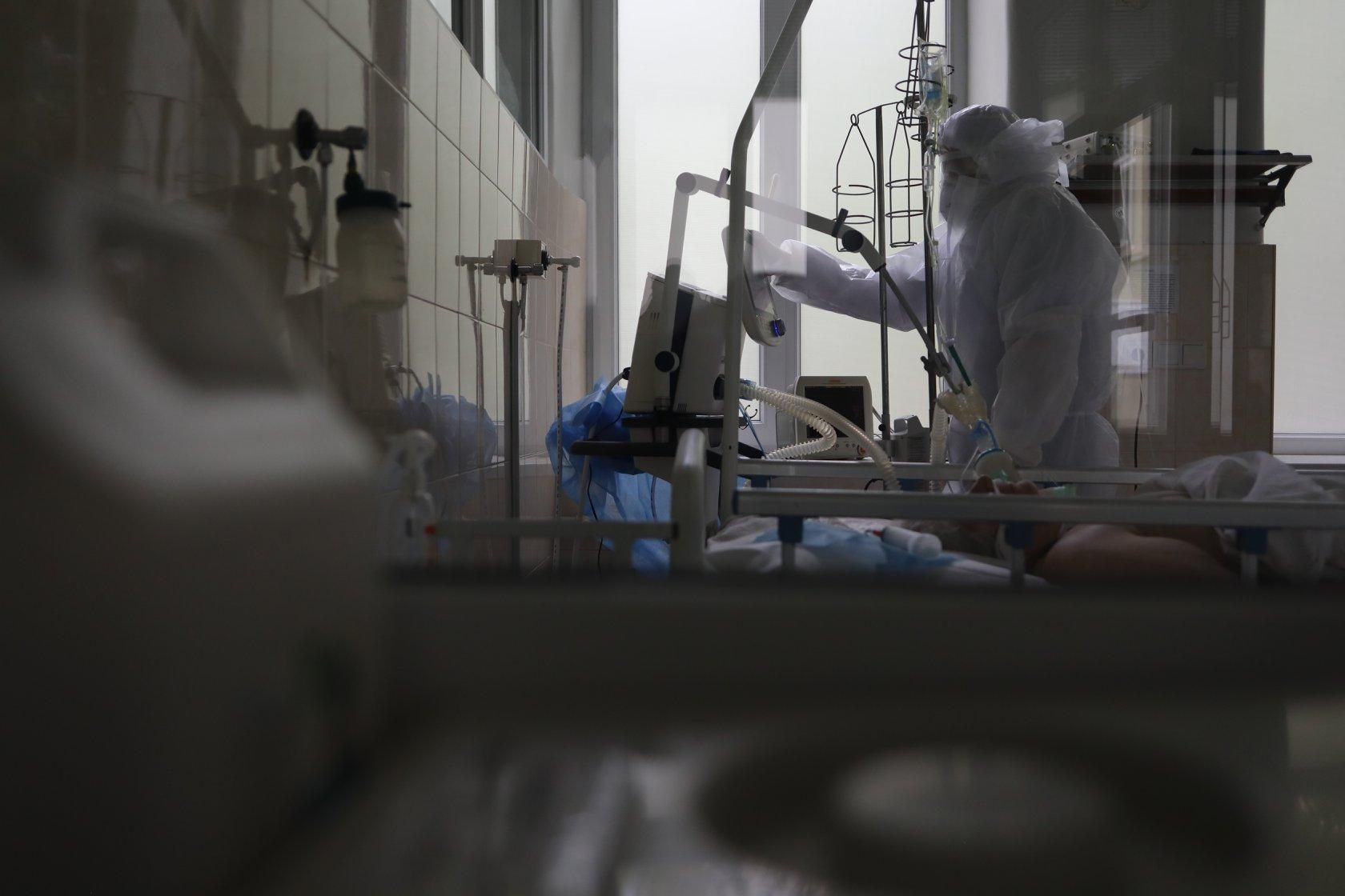 Кладуть в коридорах: на Харківщині переповнені лікарні, місць пацієнтам не вистачає