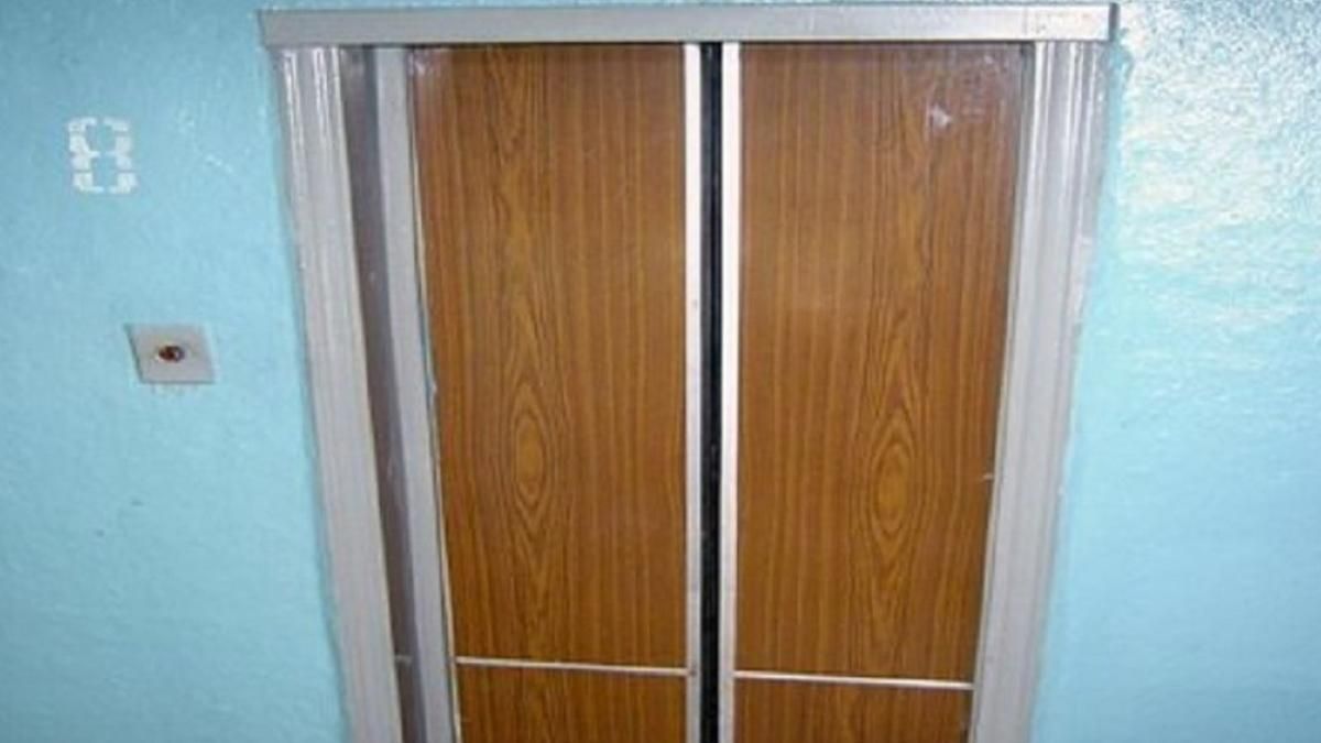 Обірвався ліфт: ледве не загинули лікарі й ще дві людини Обірвався ліфт: ледве не загинули лікарі й ще дві людини