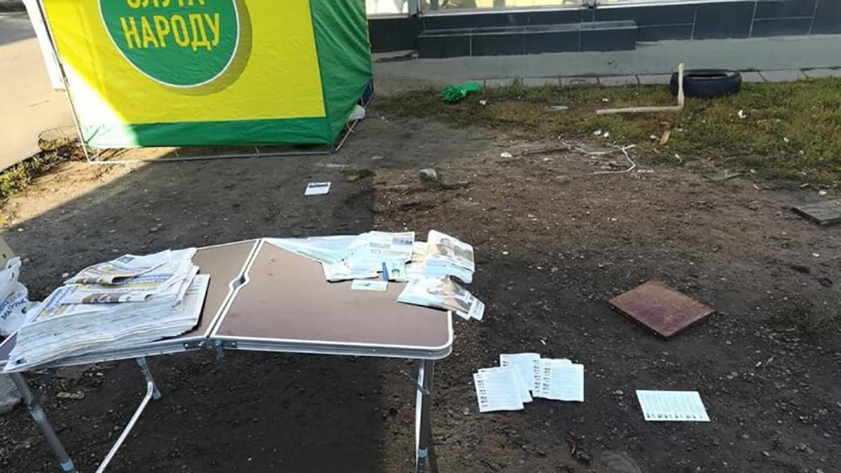 В Харькове возникла перепалка между активисткой ЕС и агитатором Слуг В Харькове возникла перепалка между активисткой ЕС и агитатором Слуг